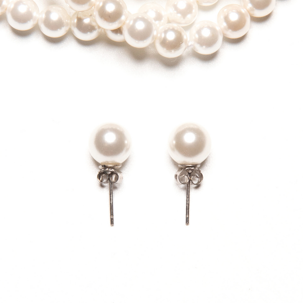 Helmikorvakorut - 6mm valkoinen helmiäishelmi