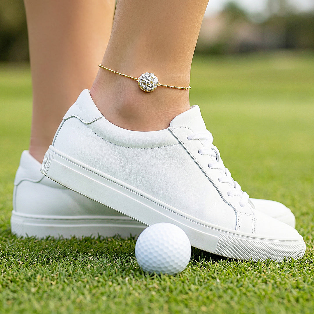 Keltakultainen nilkkaketju kirkkailla kristalleilla golffarille