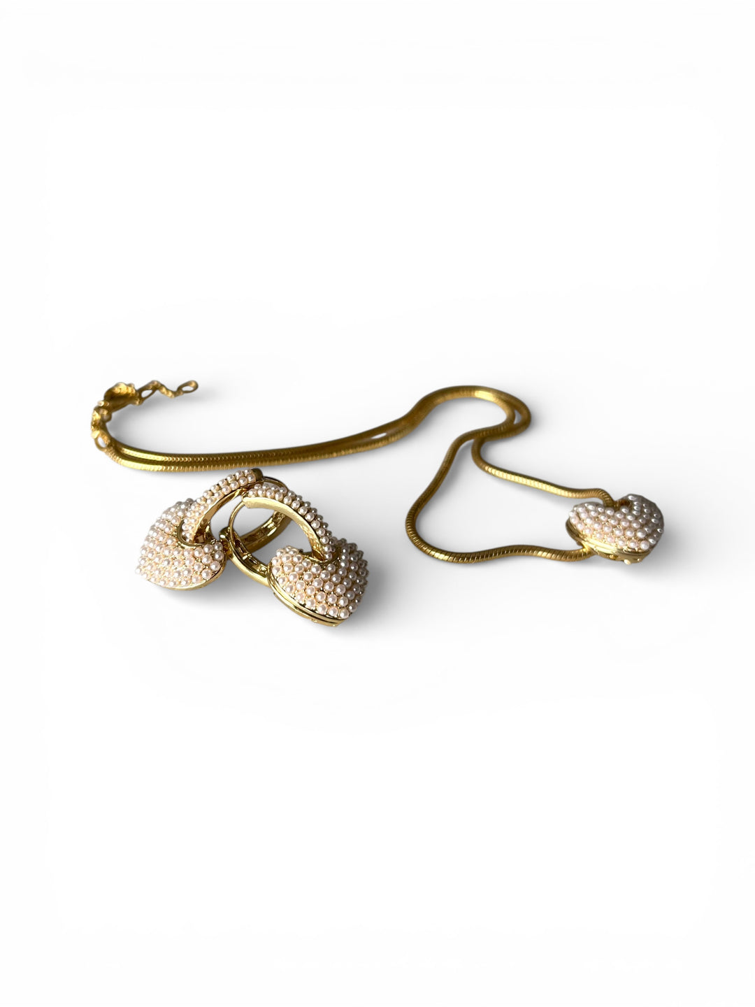 Freya riipuskorvakorut helmiäishelmillä