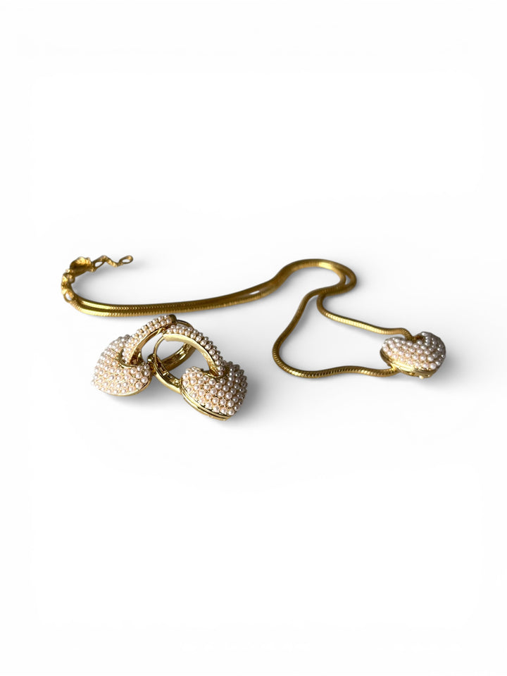 Freya riipuskorvakorut helmiäishelmillä